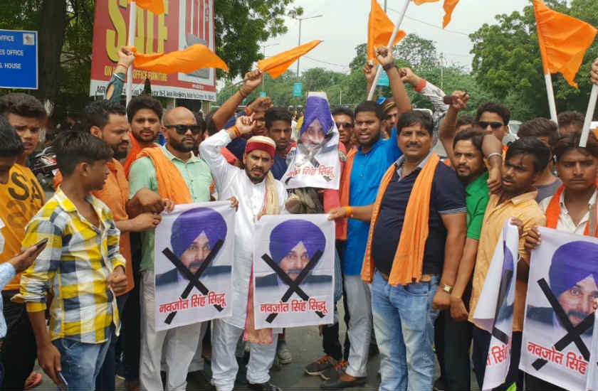सिद्धू के पाकिस्तान जाने से खफा राष्ट्रीय बजरंग दल ने उनके प्रतीकात्मक पुतले का किया ये हाल
