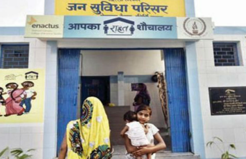 वीडियोः इस स्टेशन पर जन सुविधा के नाम पर होती है धोखाधड़ी, आप रहें सावधान