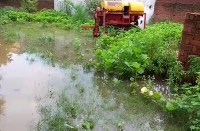 Video Gallery : 50 साल पुराने सड़क पर उठा दिया दीवार, नहीं हो पा रहा पानी निकासी