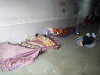 मरीजों को नसीब नहीं हो रहे पलंग और गद्दे