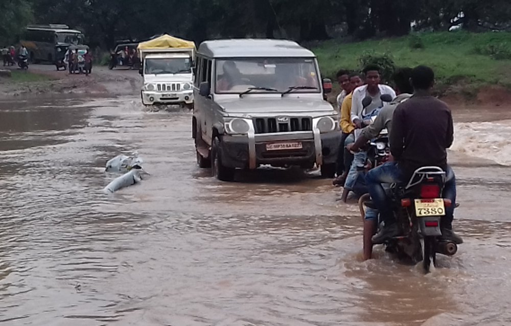Raipura devra road closed due to heavy rain, villagers distressed