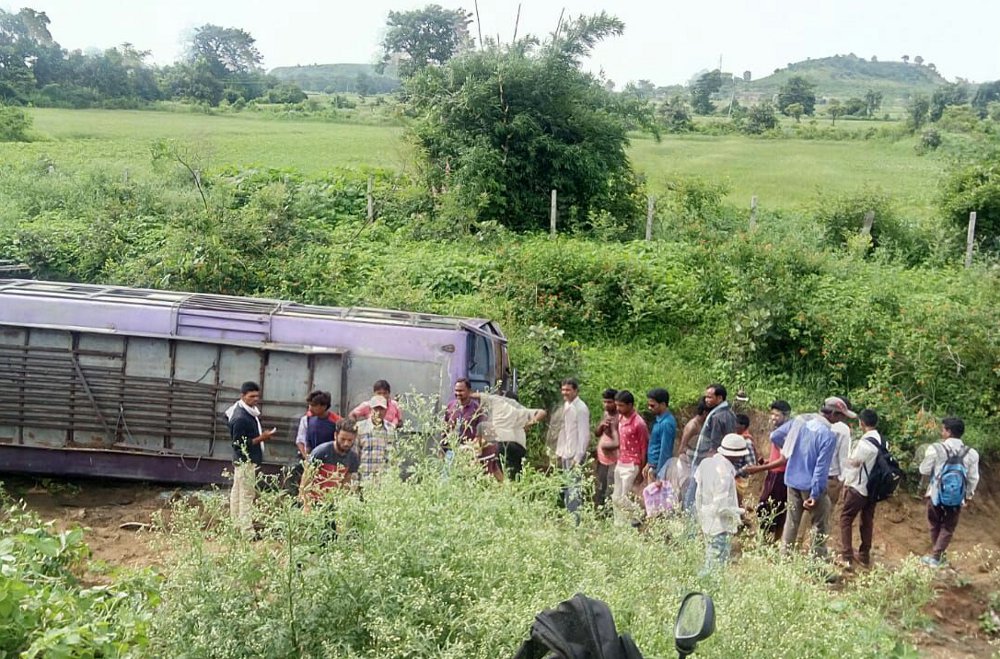 Bus overturns on panna janakpur road, passengers injured
