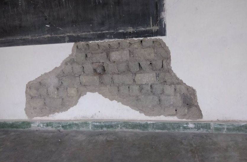 Video- कुटीघाट स्कूल भवन में आई दरारें, टाईल्स उखड़ी, छत में भी दिख रहा क्रैक