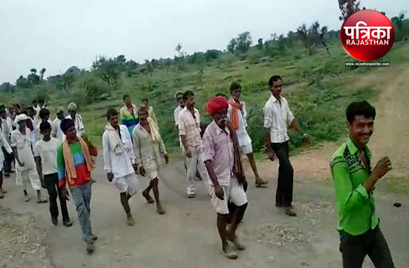 इंद्र की मनुहार के लिए धामनिया बंद, सैंकड़ो ग्रामीण पदयात्रा के रूप में पहुंचे खानिया माता, मांगी अच्छी बारिश के साथ क्षेत्र में खुशहाली