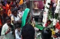 वीडियो में देखिए भगवान शिव जी के दर्शन पाने किस तरह उमड़ी आस्था