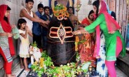 people worshipping on last m monday of sawan month