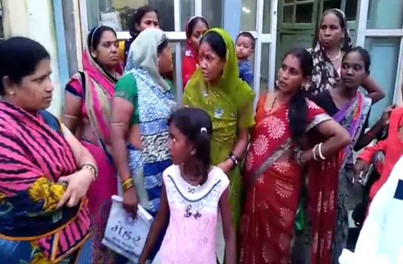 उज्ज्वला कनेक्शन वापस मांगने पर भड़की महिलाएं, कहा हम आग जलाना भी जानती हैं और आग लगाना भी