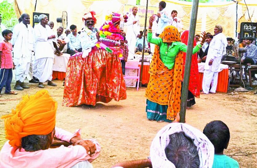 प्रस्तुति देती गायक पार्टियां।