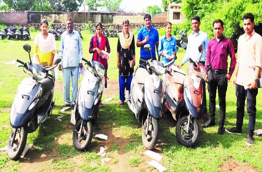 छात्राएं व जिला परिषद कार्मिक।