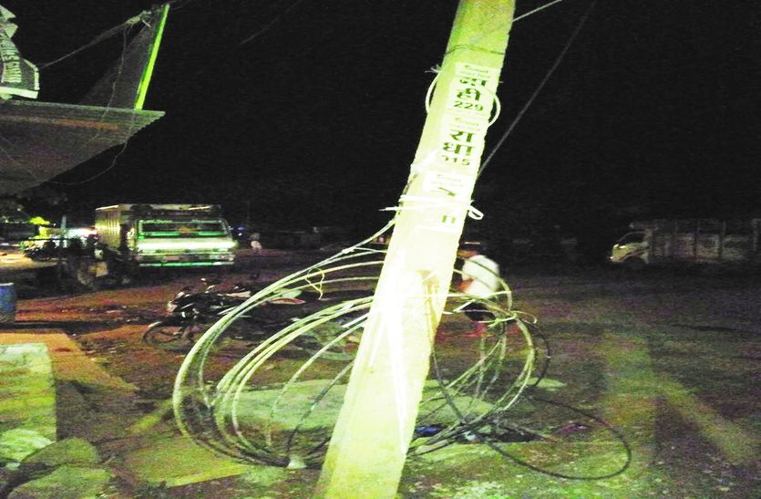 छाण में मस्जिद के पास तार टूटने के बाद इकठ्ठा कर रखा तार।