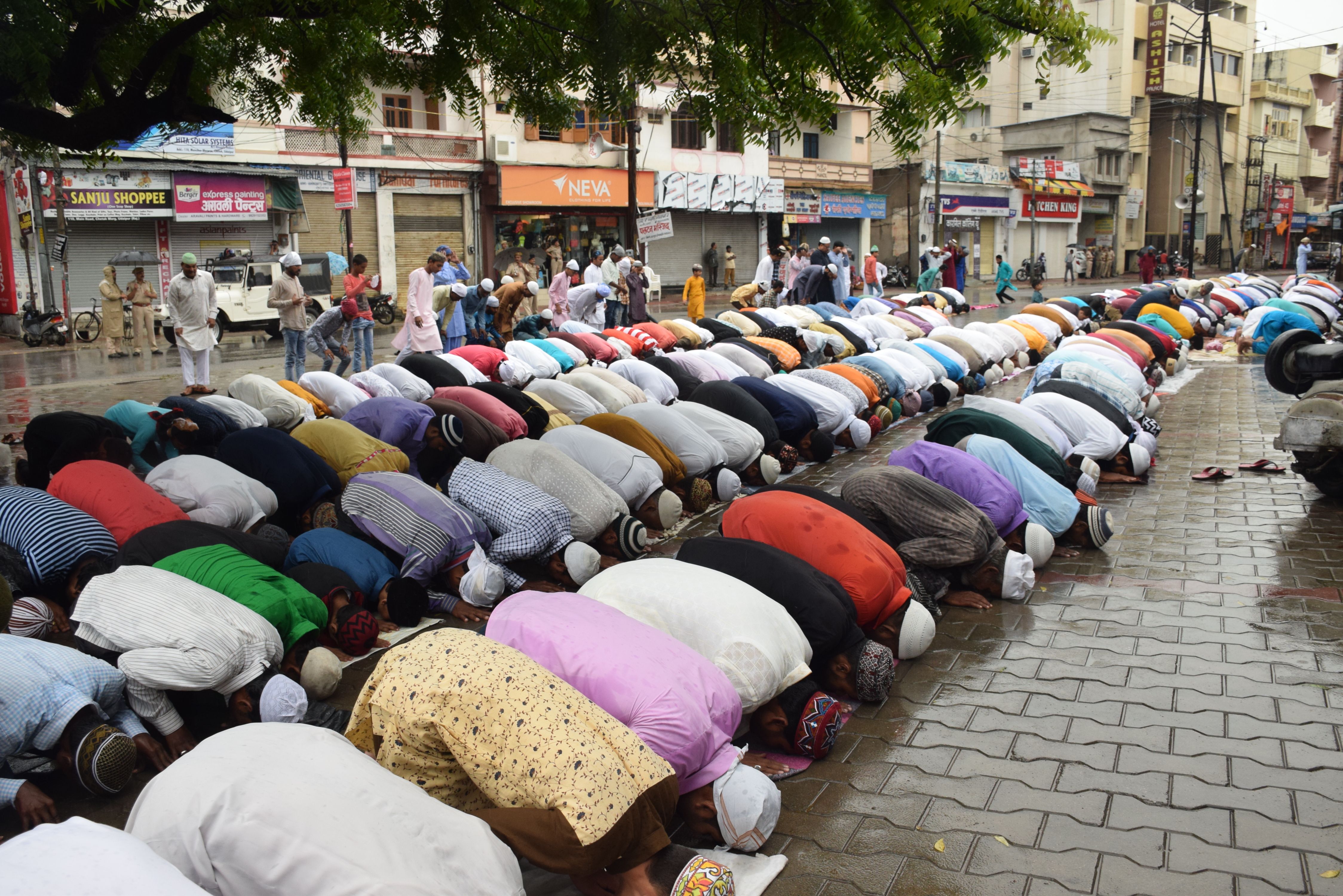 EID-UL-ADHA : खुदा की बारगाह में रहमत की बूंदें, अमन-चैन और बारिश की मांगी दुआ