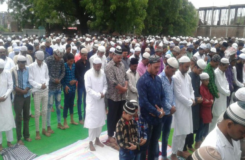 ईद की नमाज अता करने उठे हजारों हाथ, गले मिलकर एक-दूसरे को दी मुबारकबाद