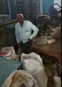 The teacher was selling children's books, video Viral