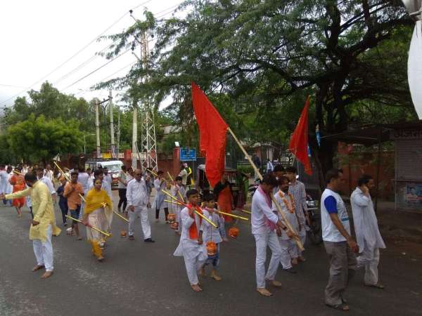 people worshipping lord shiva and participate in kavad yatra