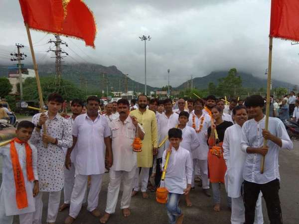 people worshipping lord shiva and participate in kavad yatra