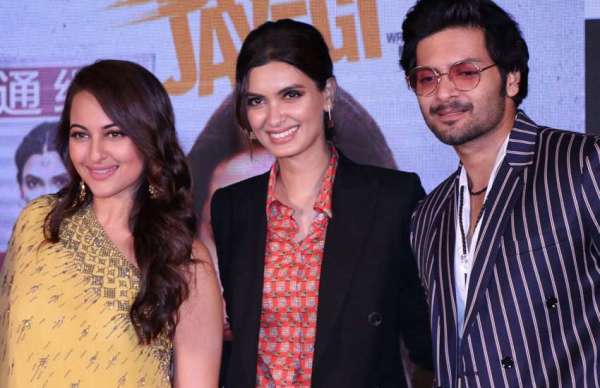 'हैप्पी फिर भाग जाएगी' का ट्रेलर देखते ही शत्रुघ्न सिन्हा ने किया ये काम, सोनाक्षी भी देखकर रह गई हैरान