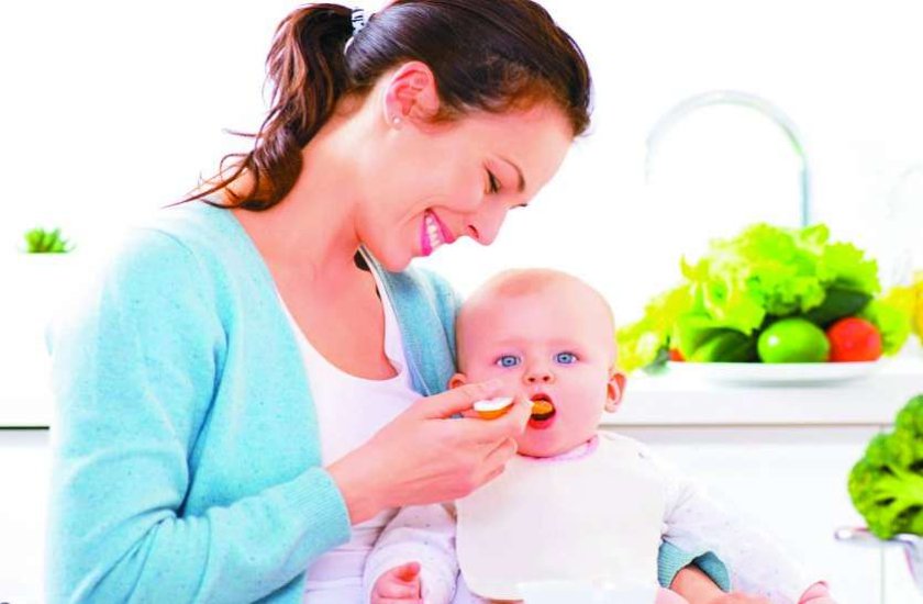 जन्म के छह माह बाद बच्चे को देना शुरू करें हल्की डाइट