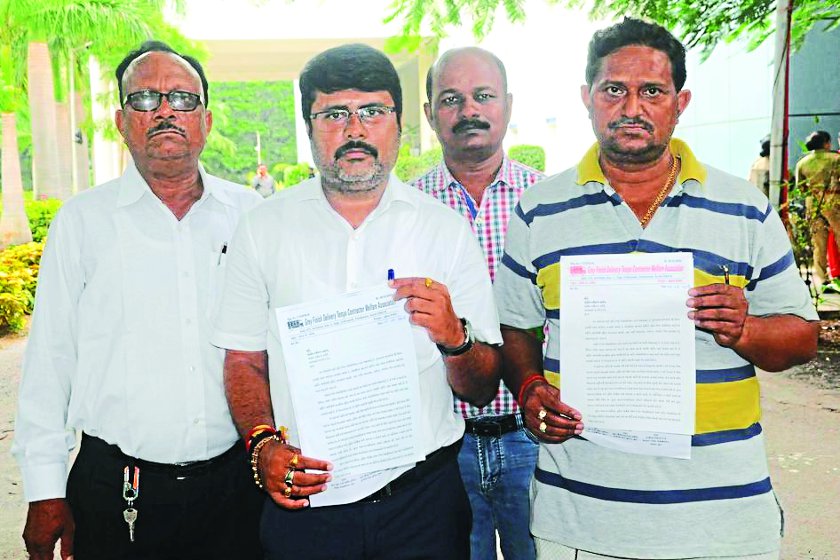 Demand for withdrawal of parking charges in textile market