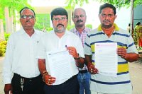 Demand for withdrawal of parking charges in textile market