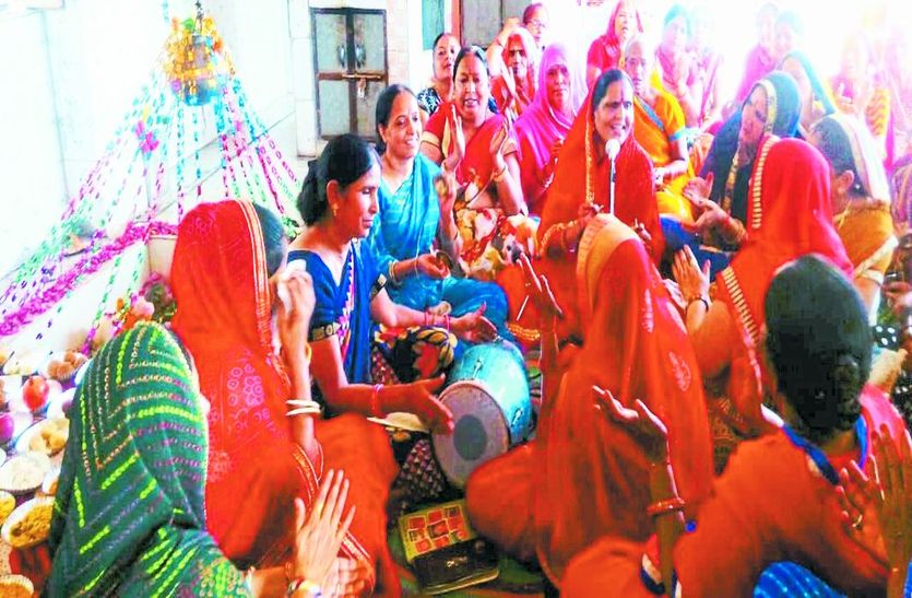 मंदिर पर सत्संग करती महिलाएं।
