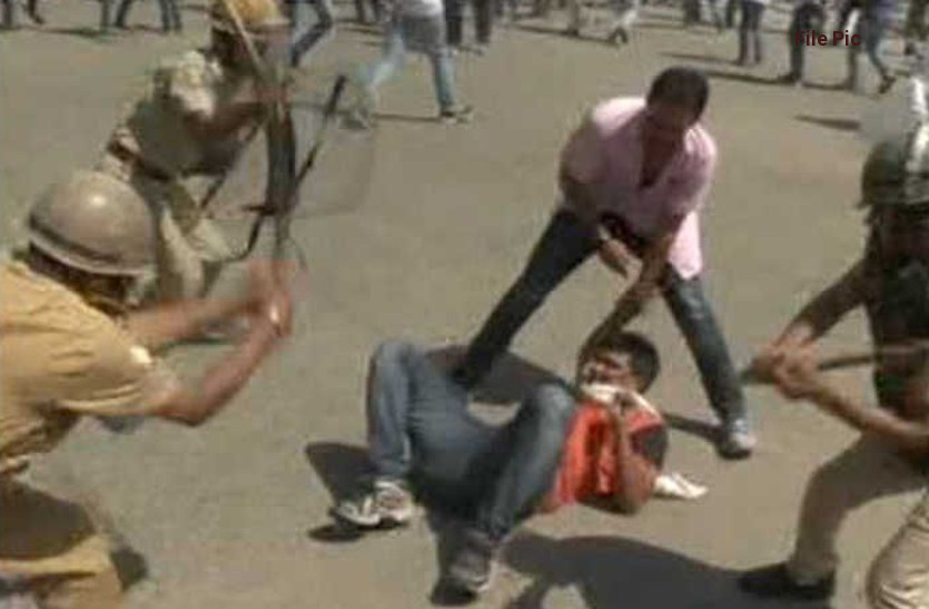 police lathicharge
