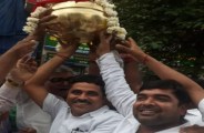 हाथ में वाजपेयी जी की अस्थि कलश और चेहरे पर ठहाके, लोग दंग हैं भाजपाइयों के इस शोक को देखकर