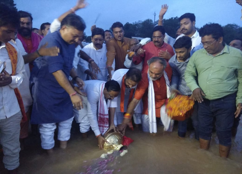 Video : शहर भ्रमण और श्रद्धांजलि सभा के बाद खर्रा नदी में प्रवाहित की गईं अटल जी की अस्थियां