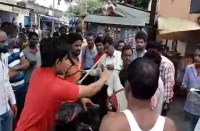 Video- लोगों के हत्थे चढ़े दो लुटेरे, भीड़ ने जमकर की कुटाई