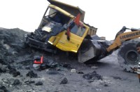 खड़ी डंपर से जा भिड़ी तेज रफ्तार डंपर, चालक की केबिन में फंसकर दर्दनाक मौत