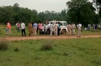 Breaking : 30 घंटे बाद शोकाकुल हाथी शव के पास से उठी, जाने से पहले एक घंटे तक खड़े होकर देखती रही