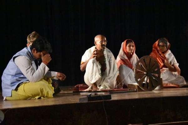 BHU में गांधी के जीवन पर आधारित नाटक का मंचन