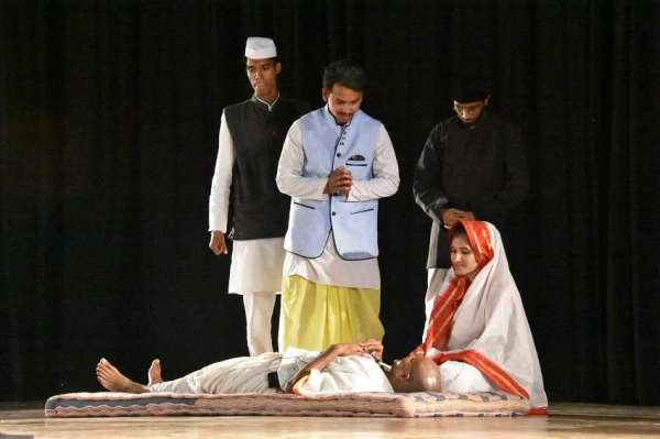 BHU में गांधी के जीवन पर आधारित नाटक का मंचन