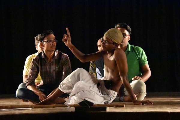 BHU में गांधी के जीवन पर आधारित नाटक का मंचन