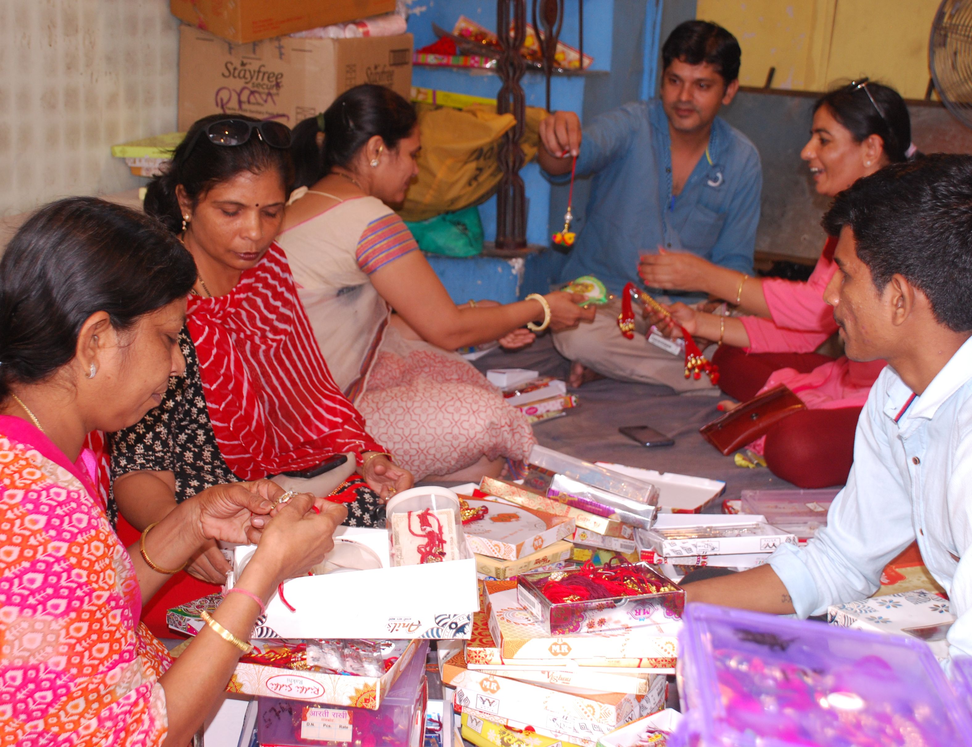The market is decorated with the love and affection of brother and sis