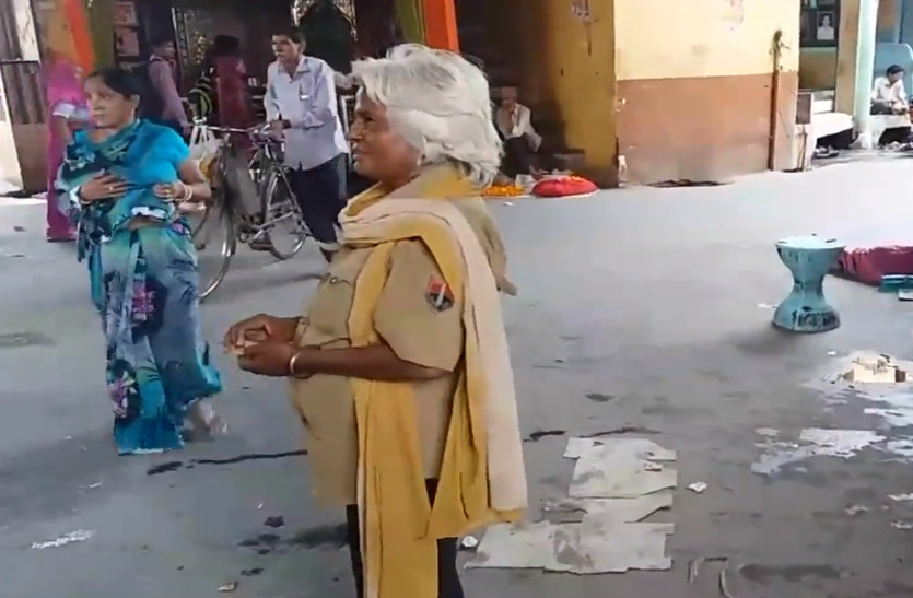 वर्दी बनी मजाक! वीडियो में देखें कैसे पुलिस की वर्दी का उड़ाया रहा मजाक