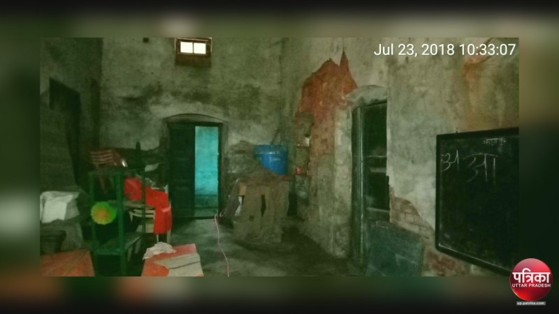 वाराणसी का जर्जर प्राइमरी स्कूल