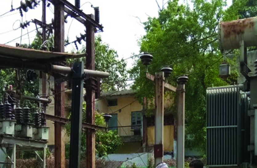 ट्रेलर चालक ने बिजली खंभे को मारी ठोकर, कई क्षेत्रों में इतने घंटे रही बिजली गुल