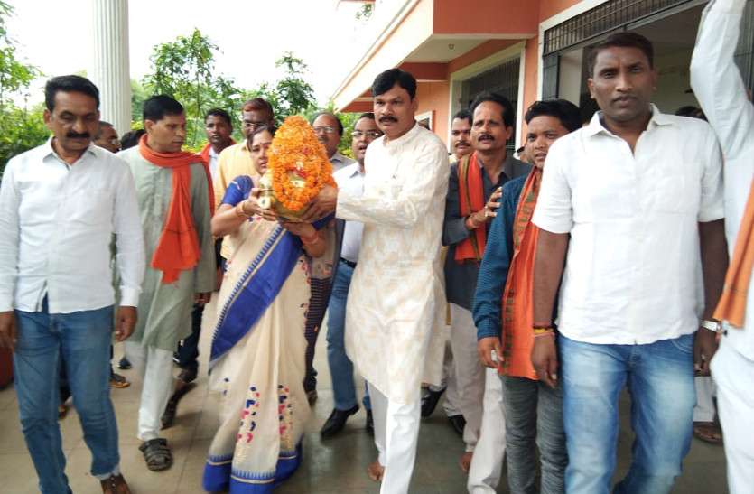 अटल की अस्थि कलश यात्रा में उमड़ी लोगों की भीड़, दी गई भावभीनी श्रद्धांजलिŸæ