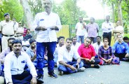 आखिर ऐसा क्या हुआ कि डेंगू को लेकर चर्चा करने कलेक्टोरेट पहुंचे कांग्रेसी बैठ गए धरने पर, पढि़ए खबर...