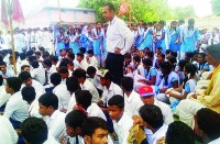 इस स्कूल के प्राचार्य बच्चों को लेकर पहुंचे अस्थि कलश यात्रा में, पूछे जाने पर दिया ये जवाब...