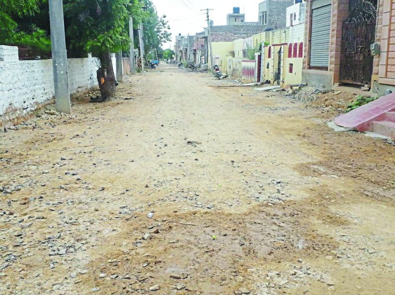 आवासन मंडल की सड़कों का अधूरा निर्माण, लोग हो रहे परेशान