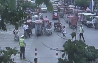 china traffic video viral Little girl brings water to traffic police