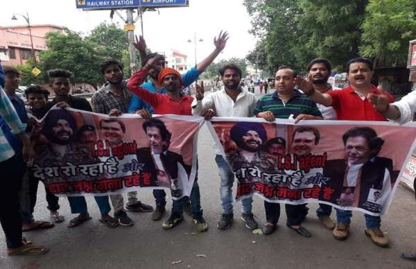 विवादित पोस्टर में नवजोत सिद्धू को पाकिस्तान आर्मी चीफ व राहुल गांधी को ISI का एजेंट बताया