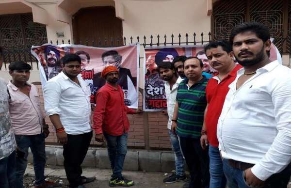 विवादित पोस्टर में नवजोत सिद्धू को पाकिस्तान आर्मी चीफ व राहुल गांधी को ISI का एजेंट बताया