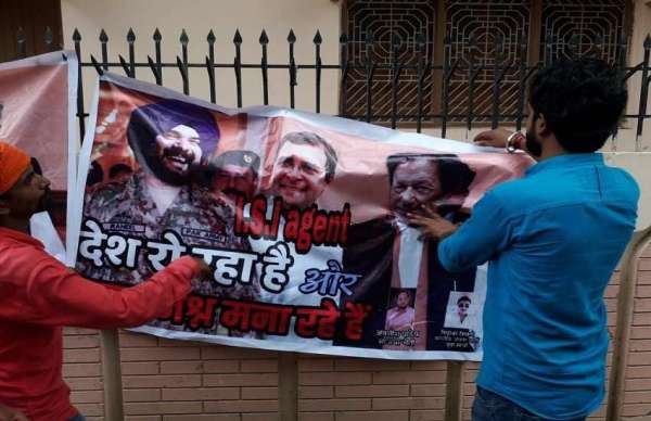 विवादित पोस्टर में नवजोत सिद्धू को पाकिस्तान आर्मी चीफ व राहुल गांधी को ISI का एजेंट बताया