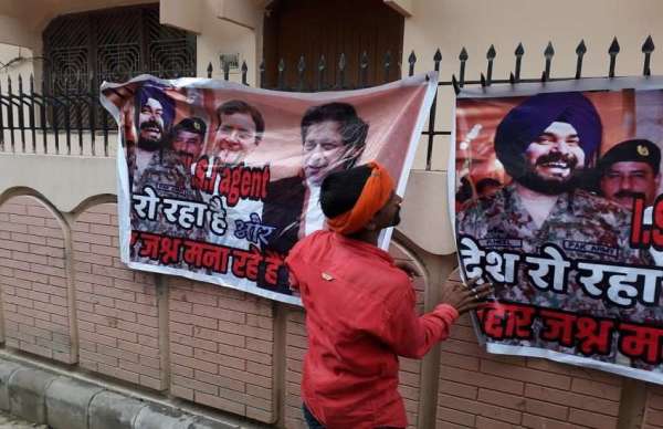 विवादित पोस्टर में नवजोत सिद्धू को पाकिस्तान आर्मी चीफ व राहुल गांधी को ISI का एजेंट बताया