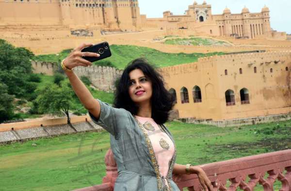 Actress divya jagdale