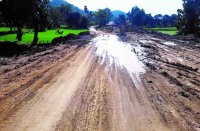 सड़क पर कीचड़ व गड्ढों से आवागमन में हो रही परेशानी