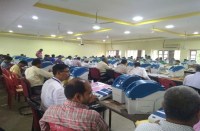 मोबाइल चार्जर साथ लाते हैं कर्मचारी, देखते रहते हैं कवरेज है या नहीं