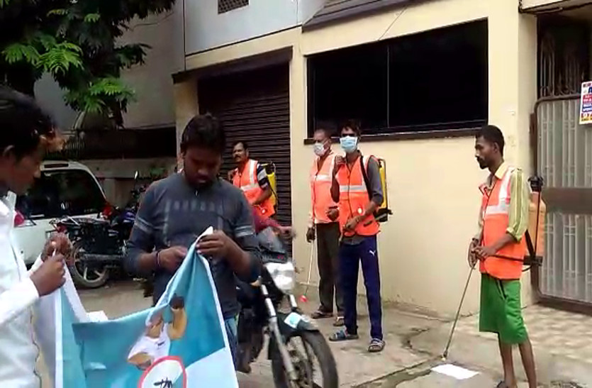 डेंगू जागरूकता रैली में हर इलाके में हो रहा कीटनाशक का छिड़काव, दे रहे स्वच्छता का संदेश